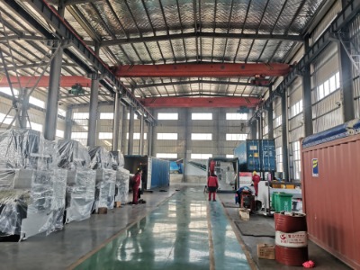 Hvordan håndterer denne store bøjningsmaskine kronekompensation for afbøjning over hele bøjningslængden?